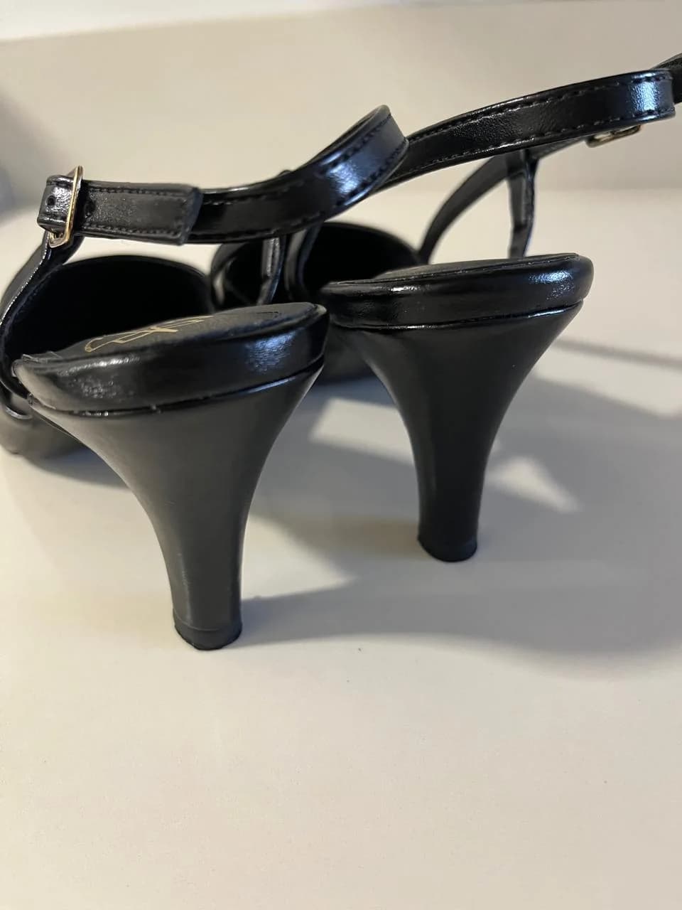 Detalhe do salto e da tira do slingback CK preto