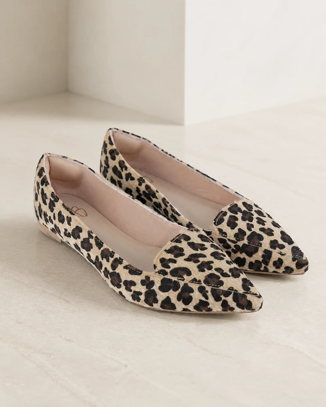 Sapatilha Comfort animal print em cenário editorial