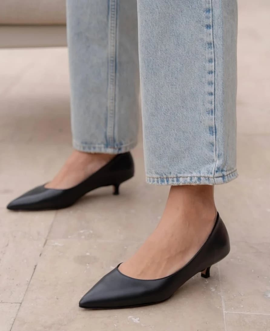 Scarpin LRW preto de salto 4 cm em uso