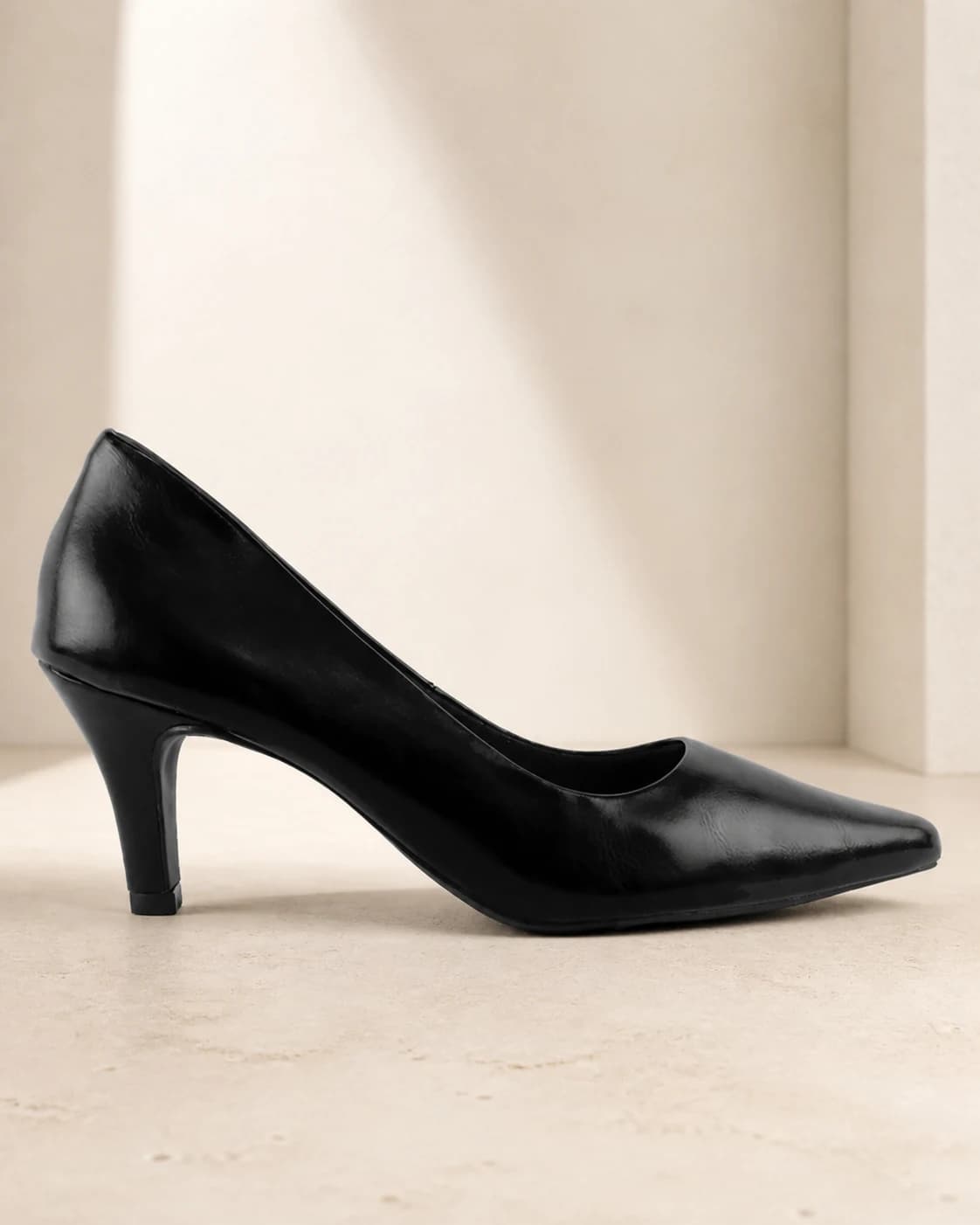 Scarpin LRW preto de salto 6 cm